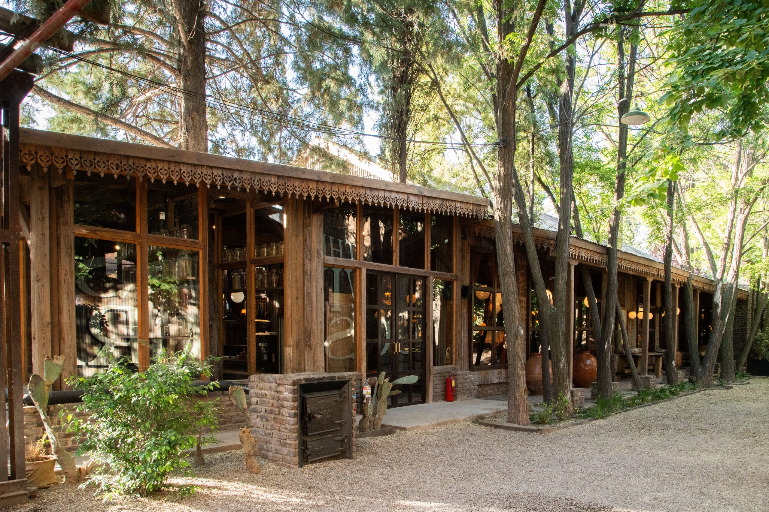 La destilería en la zona de Las Compuertas fue construida con materiales rescatados de viejas bodegas, el correo y el ferrocarril