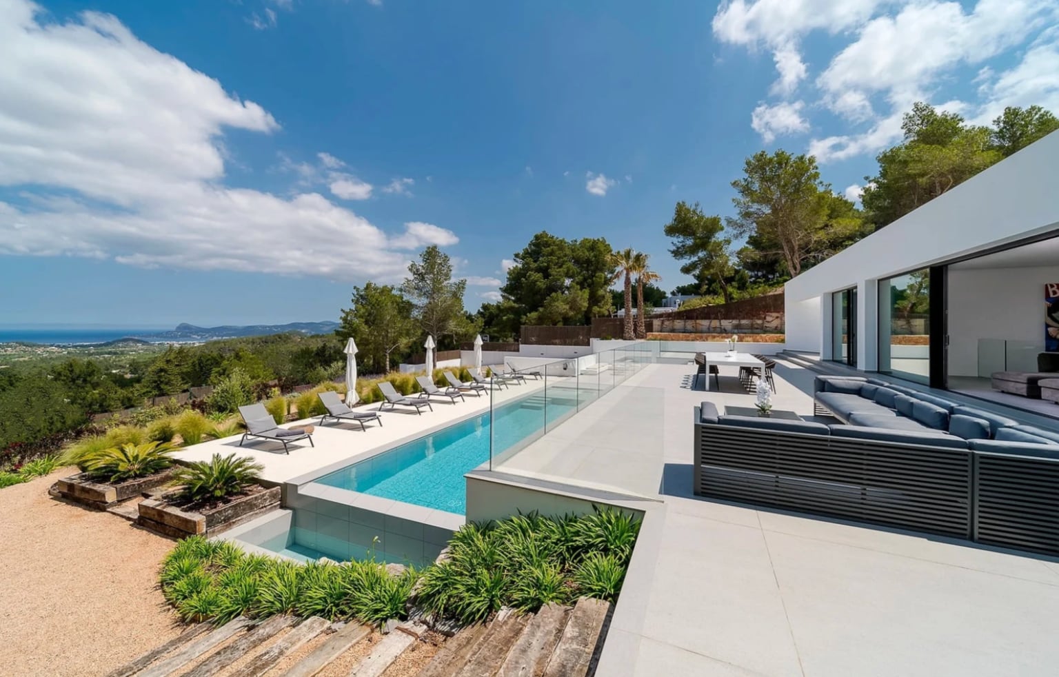 Villa Romero, en Ibiza, es un complejo de cinco estrellas, que ofrece servicios adicionales de chef y guardaespaldas, entre otros “opcionales”