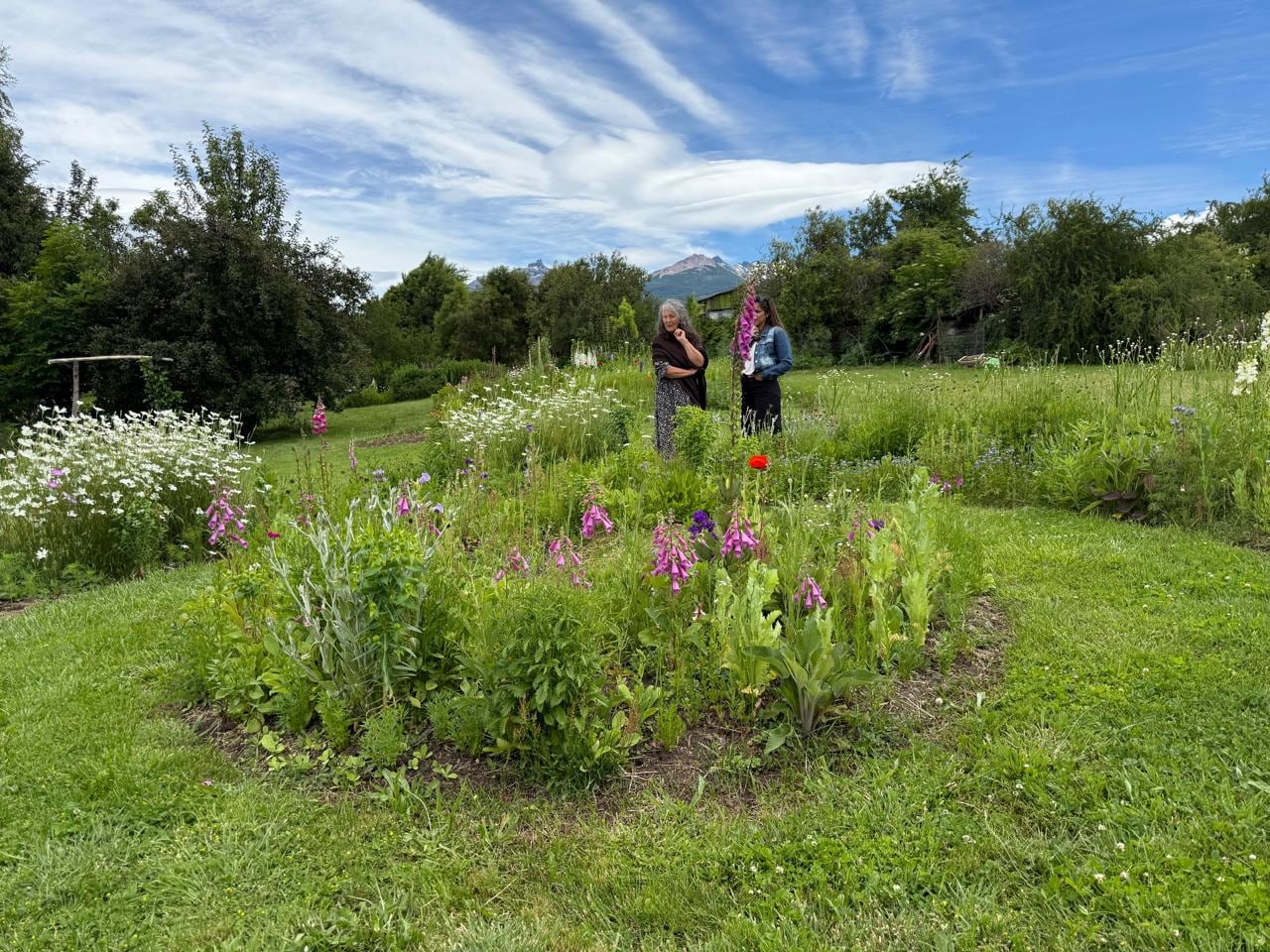 Marilyn Jones, en la Colina del Druida, junto a Cintia Figueroa, secretaria de Turismo de Trevelin