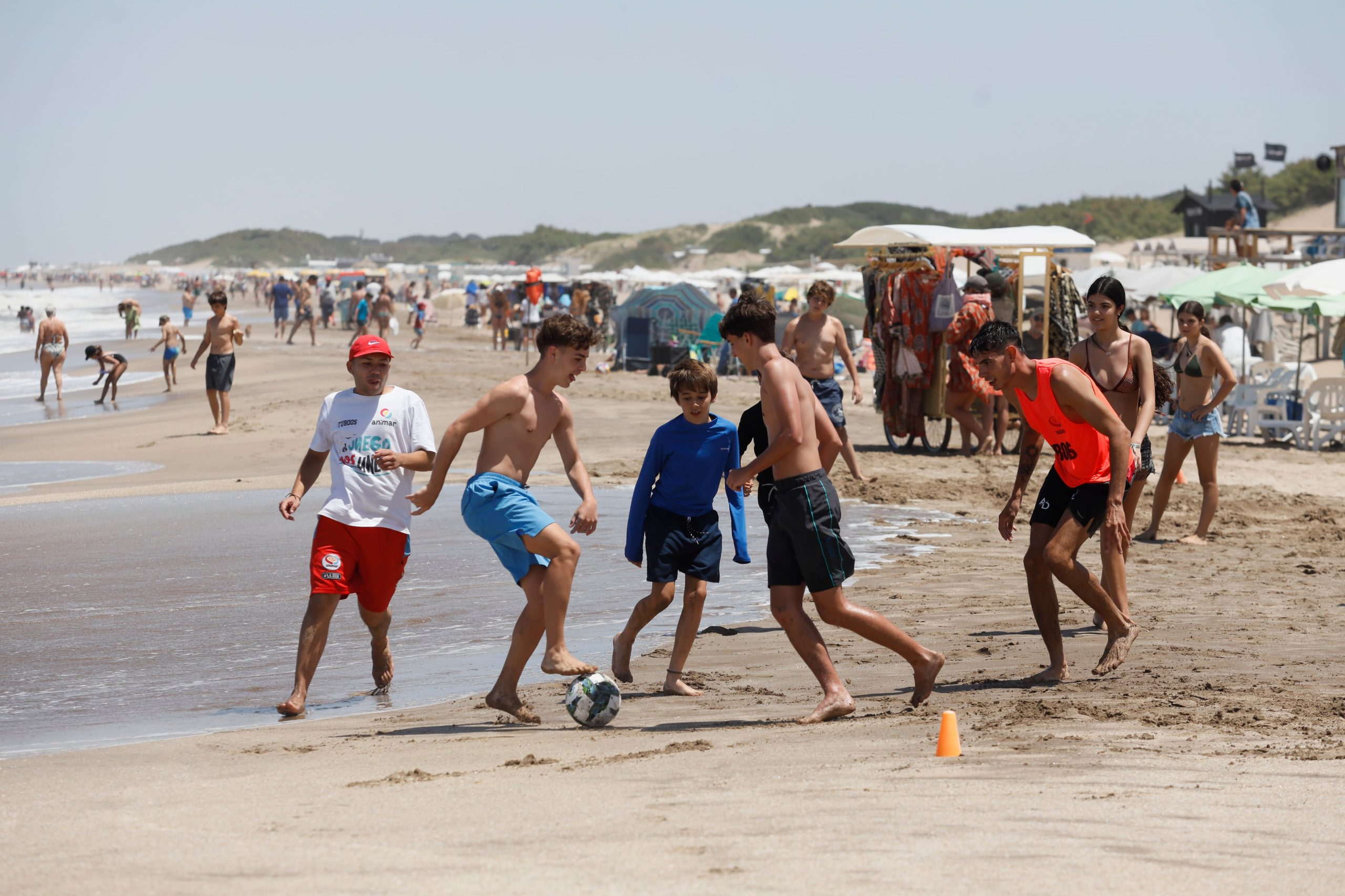 Como en Cariló (foto), las playas ganan concurrencia entre pleno sol y temperatura en ascenso