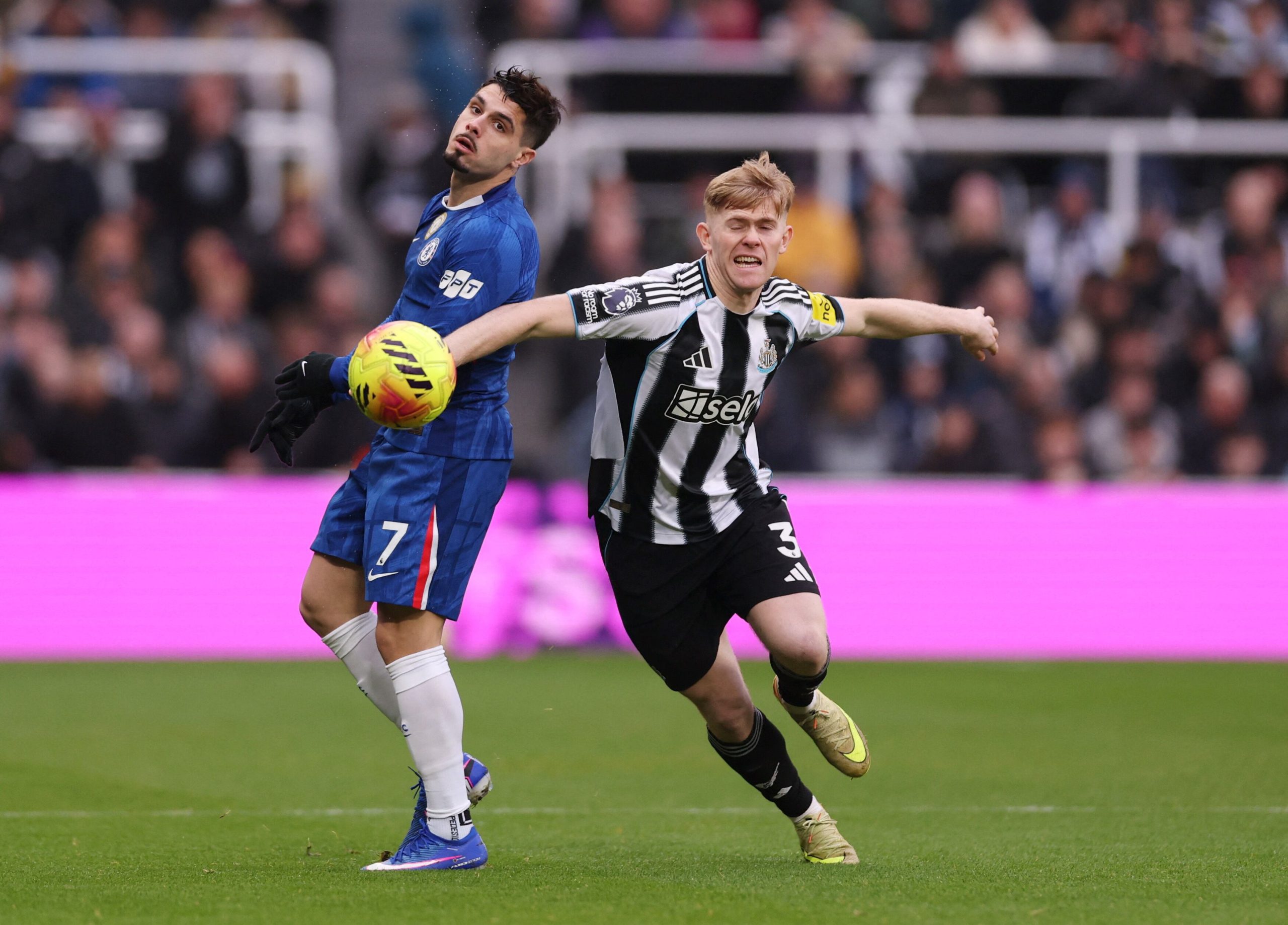 Newcastle vs Chelsea por la fecha 17 de la Premier League del 2025.