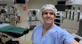 Es médico, una beca lo conectó con la tecnología y hoy opera con el robot más avanzado del país: “Las cirugías causan menos dolor”