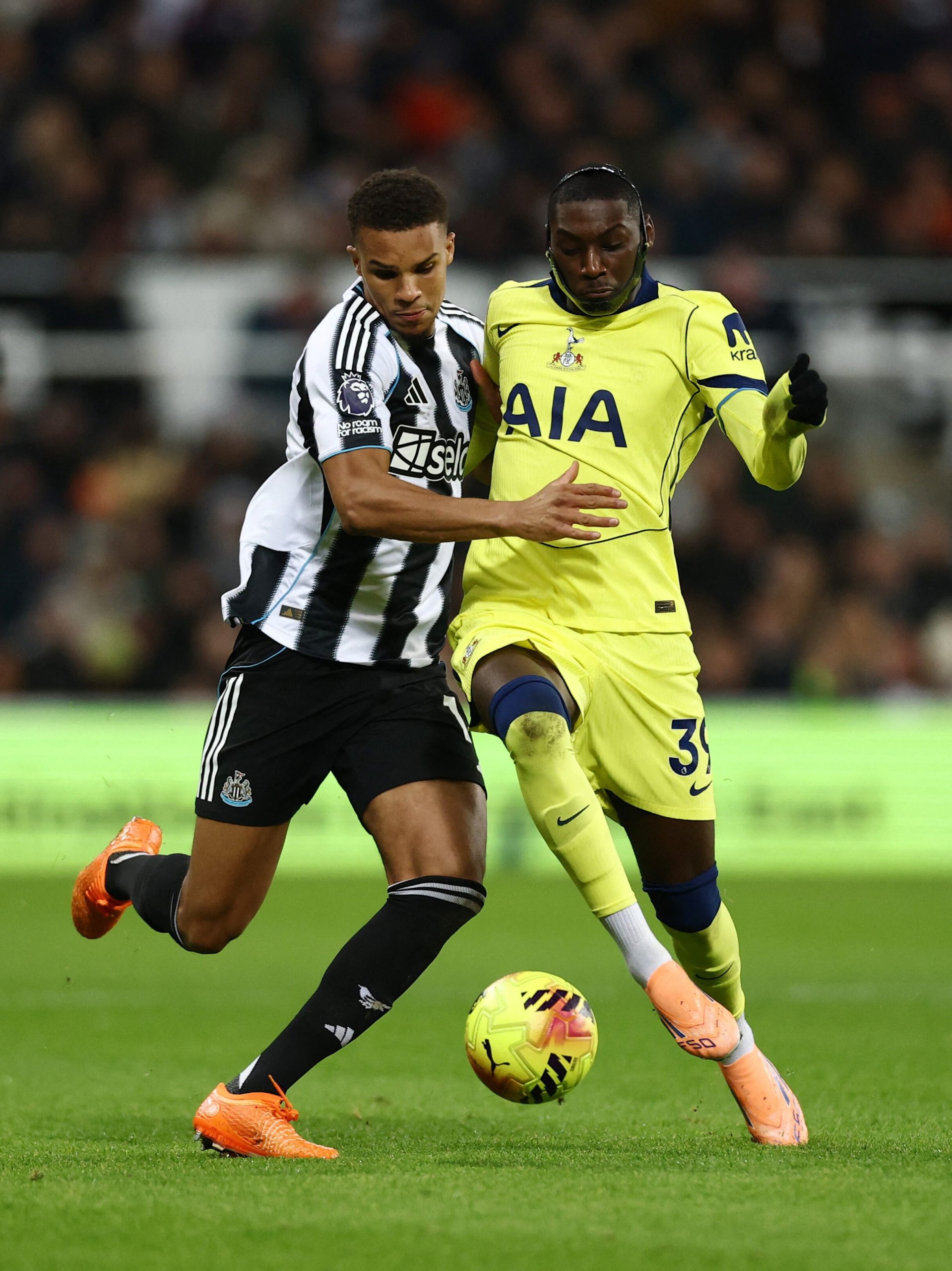 Newcastle vs Tottenham por la fecha 14 de la Premier League del 2025.