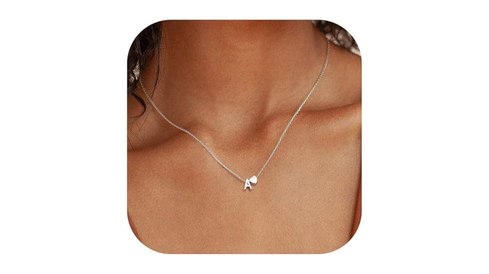 Collar con letra y corazón.