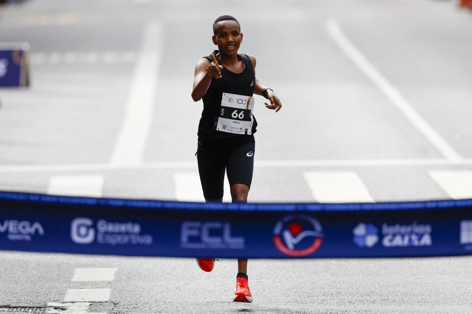 La corredora tanzana Sisilia Panga cruza la meta de la carrera San Silvestre, en San Pablo