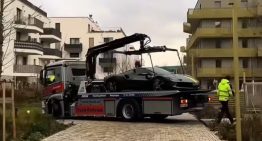 No tiene garage, se compró una Ferrari de US$400.000 y quiso guardarla en el balcón de su departamento