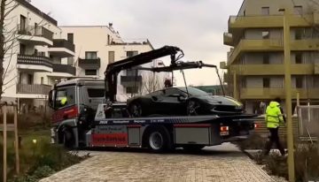 No tiene garage, se compró una Ferrari de US$400.000 y quiso guardarla en el balcón de su departamento