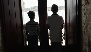 Eligieron un país con tres requisitos esenciales y que acompaña el IQ elevado de su hijo: “Hoy es otra persona”