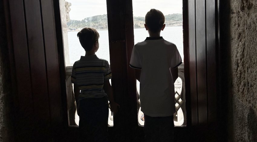 Eligieron un país con tres requisitos esenciales y que acompaña el IQ elevado de su hijo: “Hoy es otra persona”