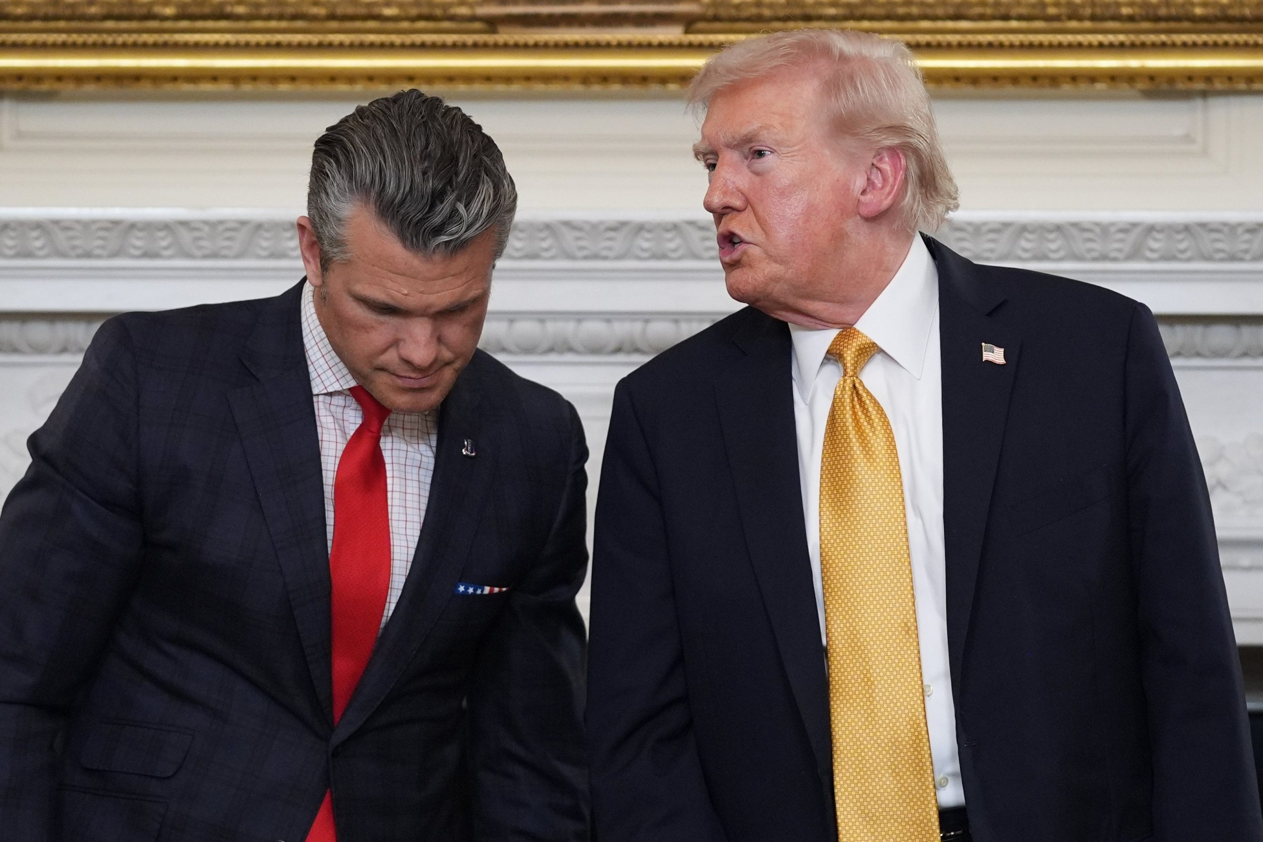 El presidente norteamericano, Donald Trump, conversa con el secretario de Defensa, Pete Hegseth, en la Casa Blanca, el 23 de octubre de 2025, en Washington