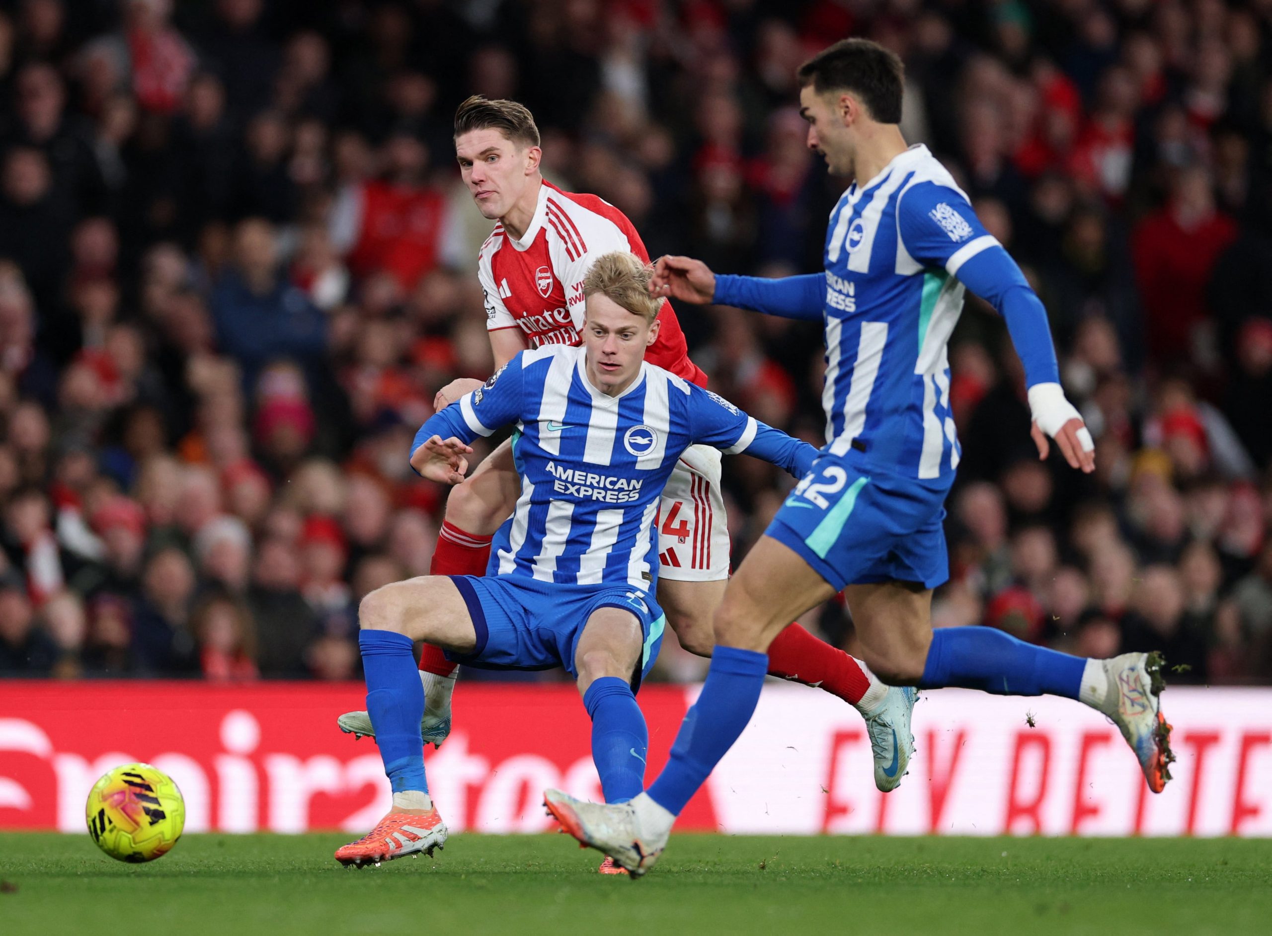 Arsenal vs Brighton por la fecha 18 de la Premier League del 2025.