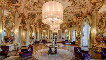 Un palacete lujoso y ecléctico con el salón de baile más aclamado de Florencia