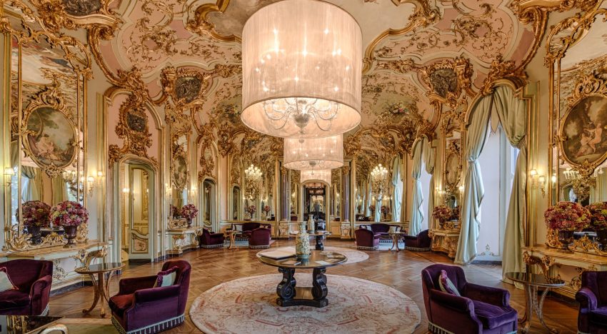 Un palacete lujoso y ecléctico con el salón de baile más aclamado de Florencia
