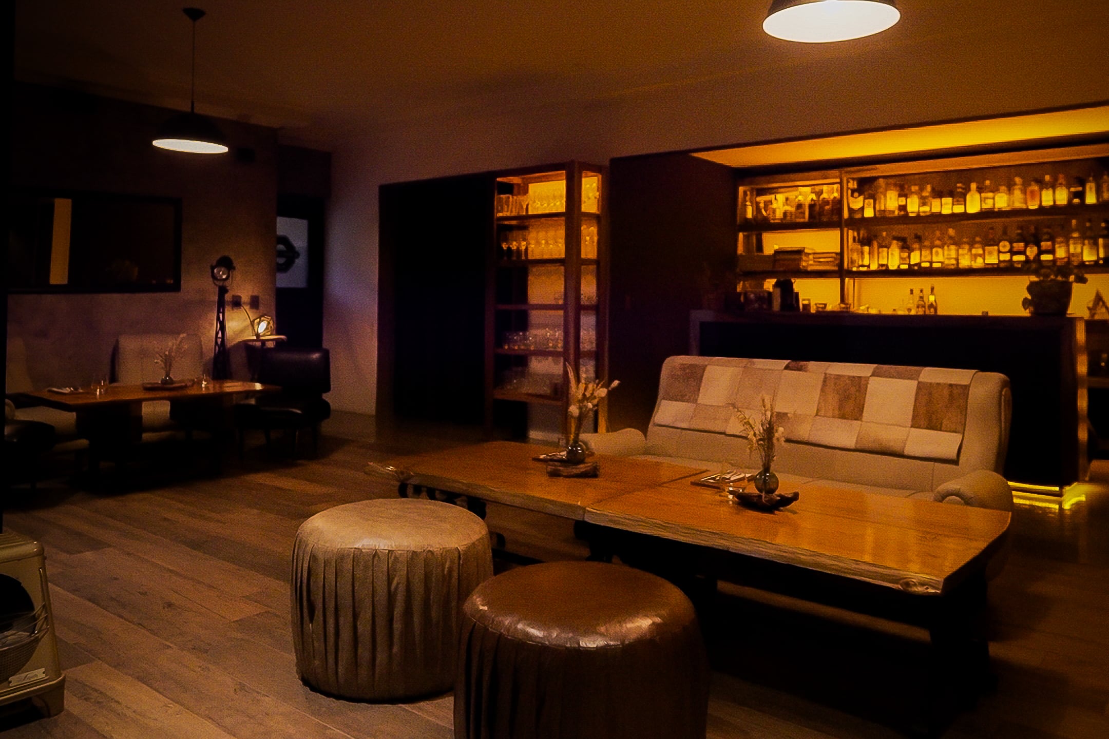 Los comensales pueden optar por sentarse en una mesa, el living o la barra