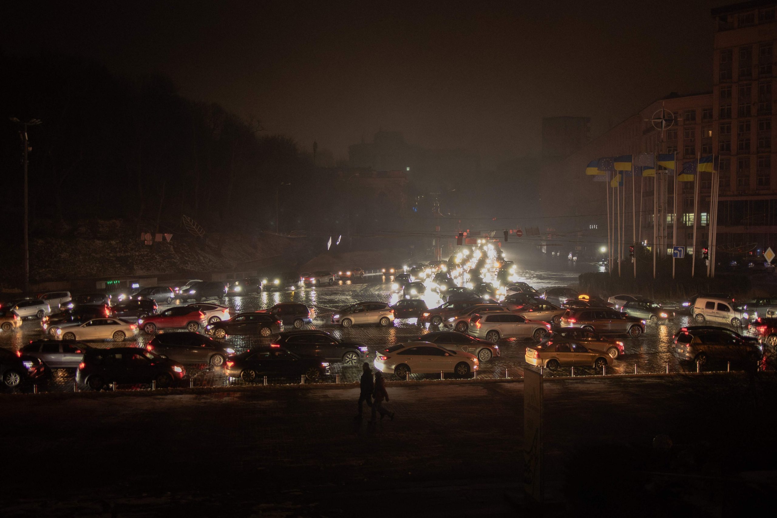 Las luces de los autos son las únicas encendidas en medio del masivo apagón provocado por los ataques sobre Kiev