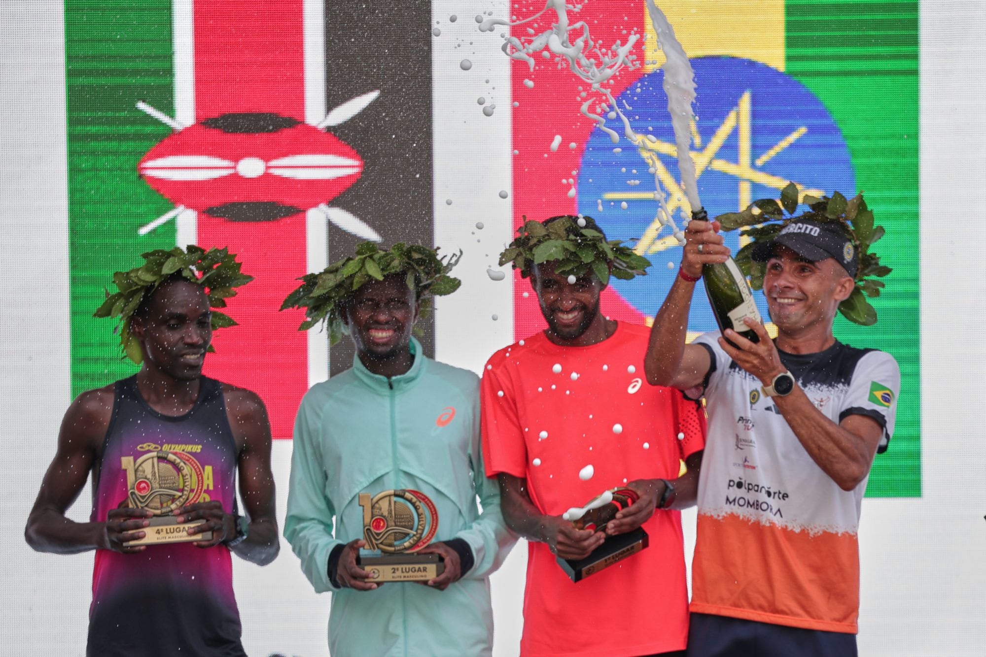 William Kibor, cuarto lugar, Jonathan Kipkoech, segundo, Muse Gizachew, ganador, y Fabio Jesus Correia, el tercero. Todos juntos en el podio