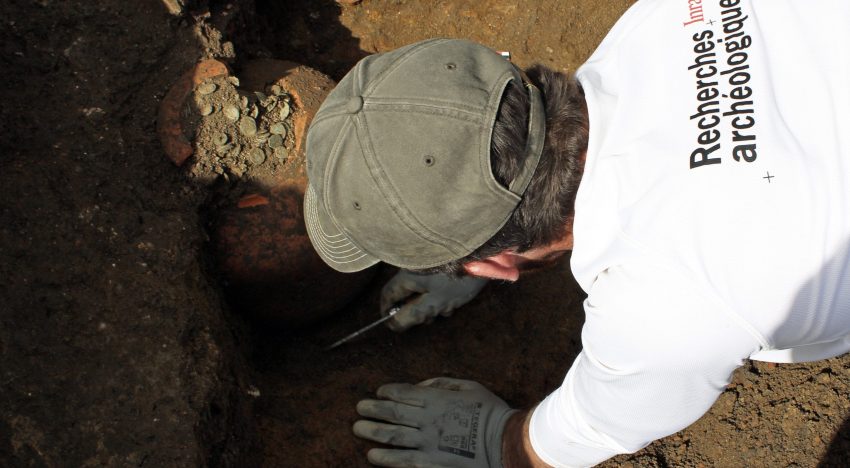 Hallan enterradas vasijas repletas de monedas romanas de 1800 años de antigüedad