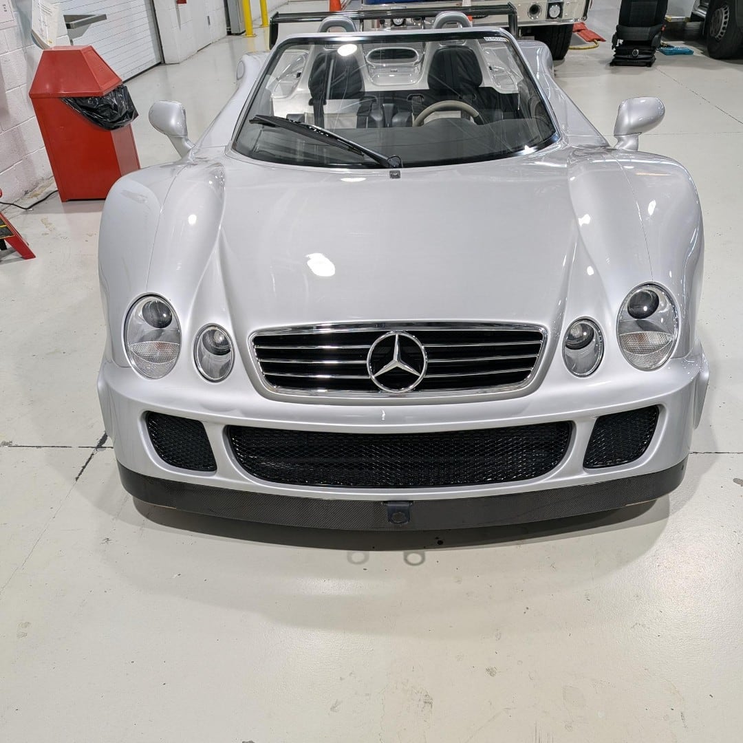 El roadster cuenta con un motor V12 de 6.0 litros montado en el centro del chasis