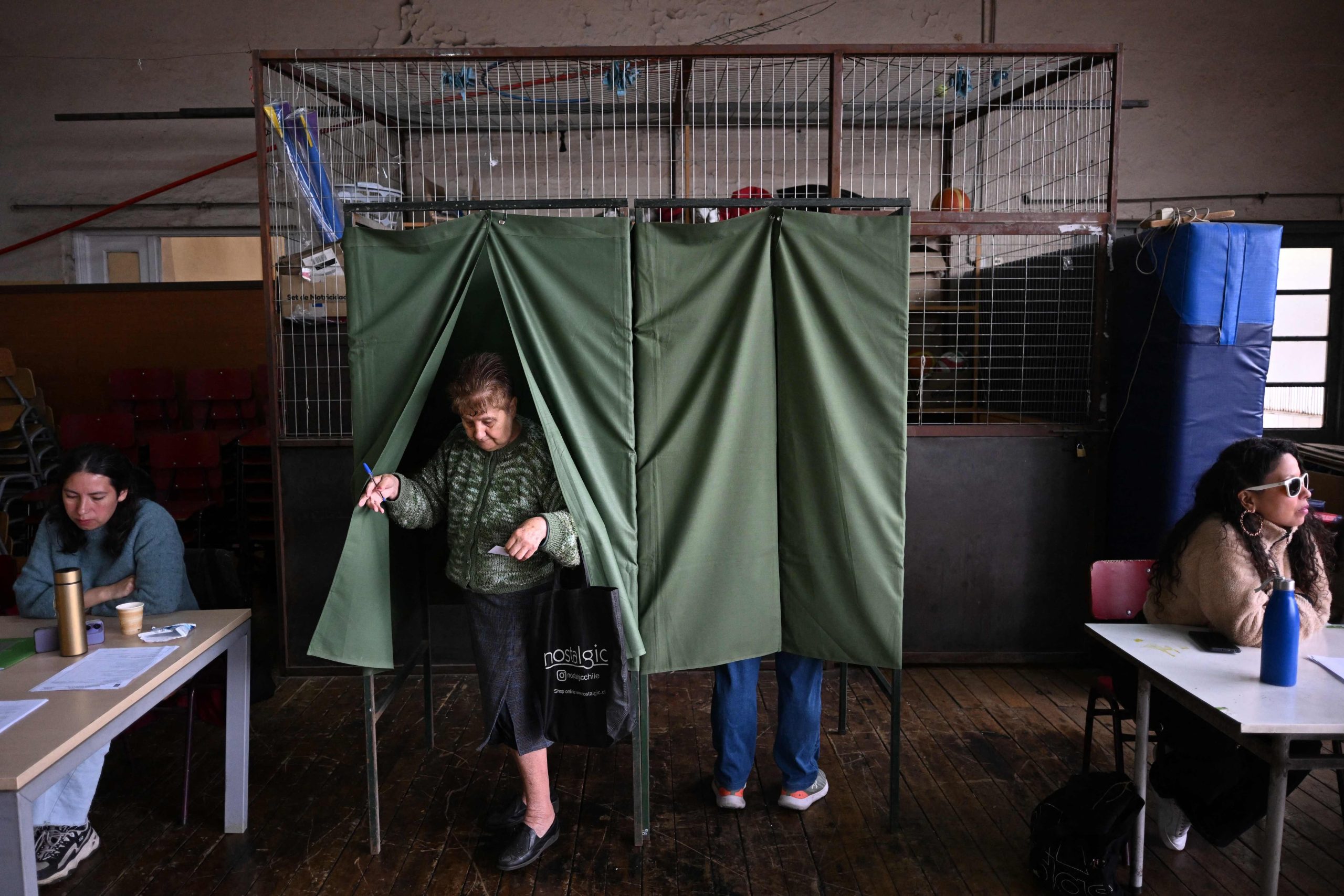 Una mujer vota durante la segunda vuelta de las elecciones presidenciales en Santiago, el 14 de diciembre de 2025.