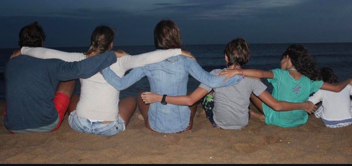 En vacaciones: junto a su mujer y sus cuatro hijos.