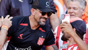 Juan Sebastián Verón estuvo en la tribuna con los hinchas de Estudiantes en la final contra Racing
