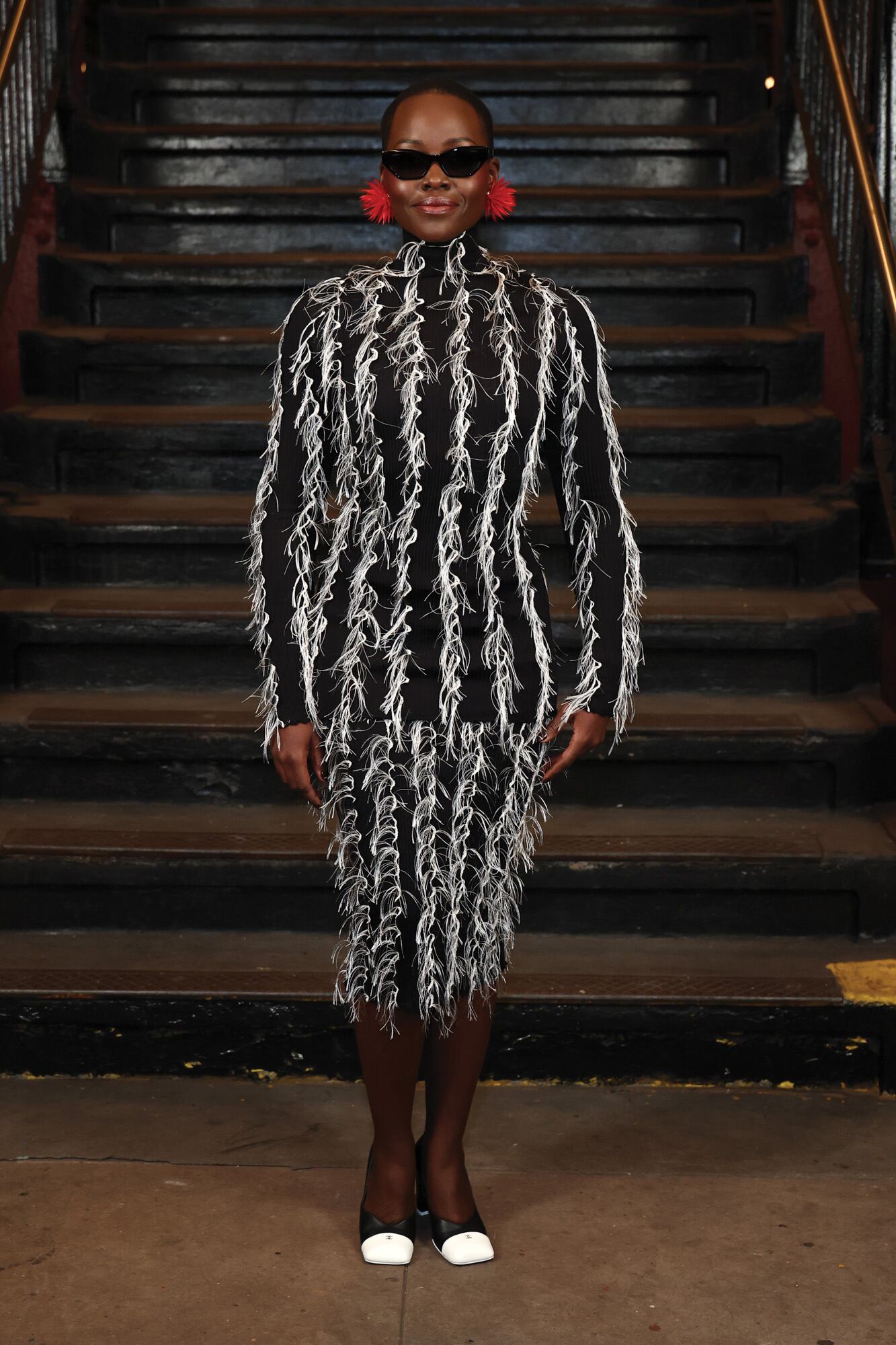 Lupita Nyong’o eligió para la ocasión un vestido al cuerpo decorado con plumas