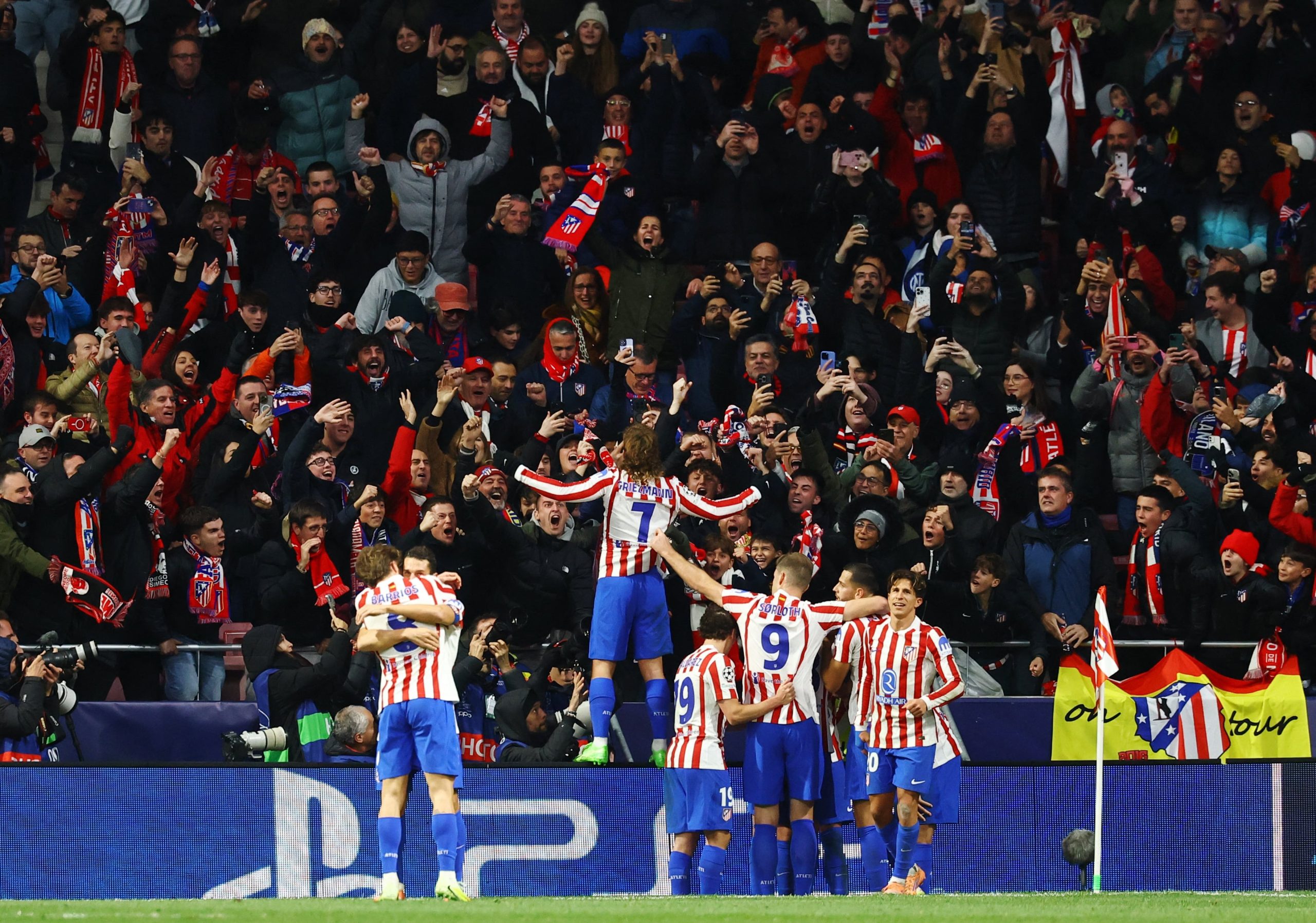 También juega el Atlético Madrid del Cholo Simeone y Julián Álvarez ante el PSV de Holanda. (REUTERS/Susana Vera)