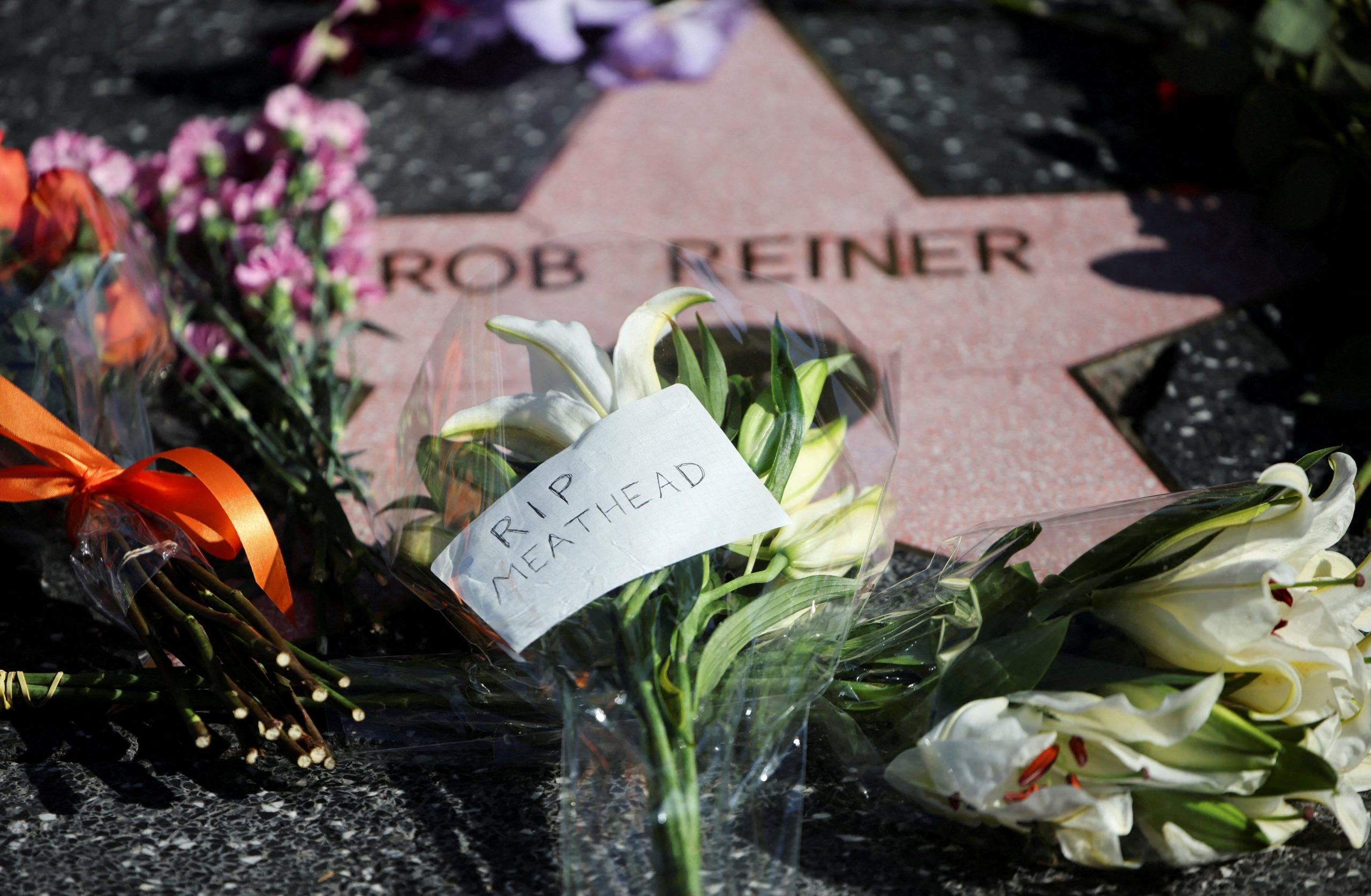 La estrella de Rob Reiner en el Paseo de la Fama de Hollywood se convirtió en un santuario. (Foto: REUTERS/Daniel Cole)