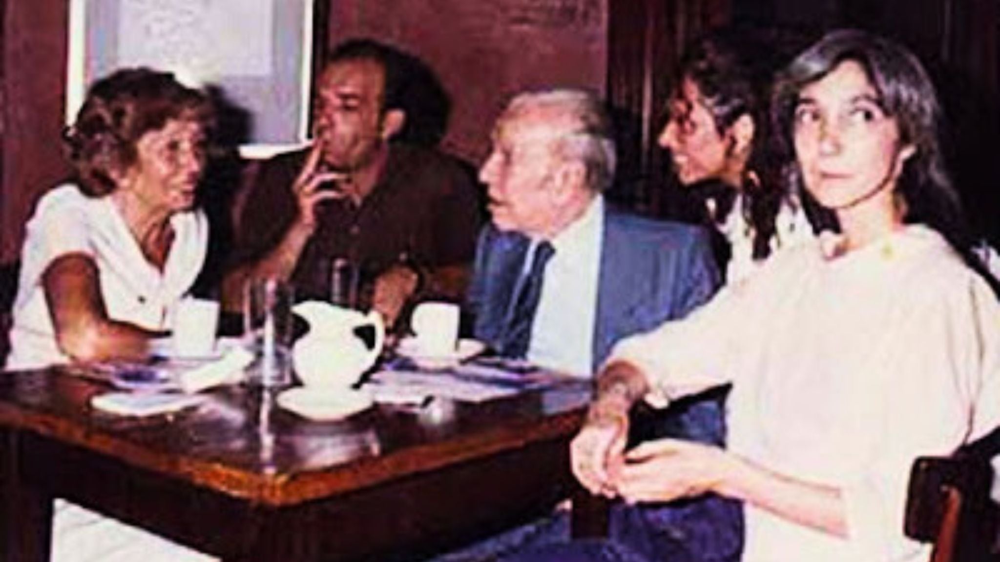 Cecilia Leoni, fundadora de La Dama de Bollini, con Jorge Luis Borges, Blanca Azucena de Hegui y María Kodama en una de las tardes en que el autor de “Ficciones” pasaba en el bar