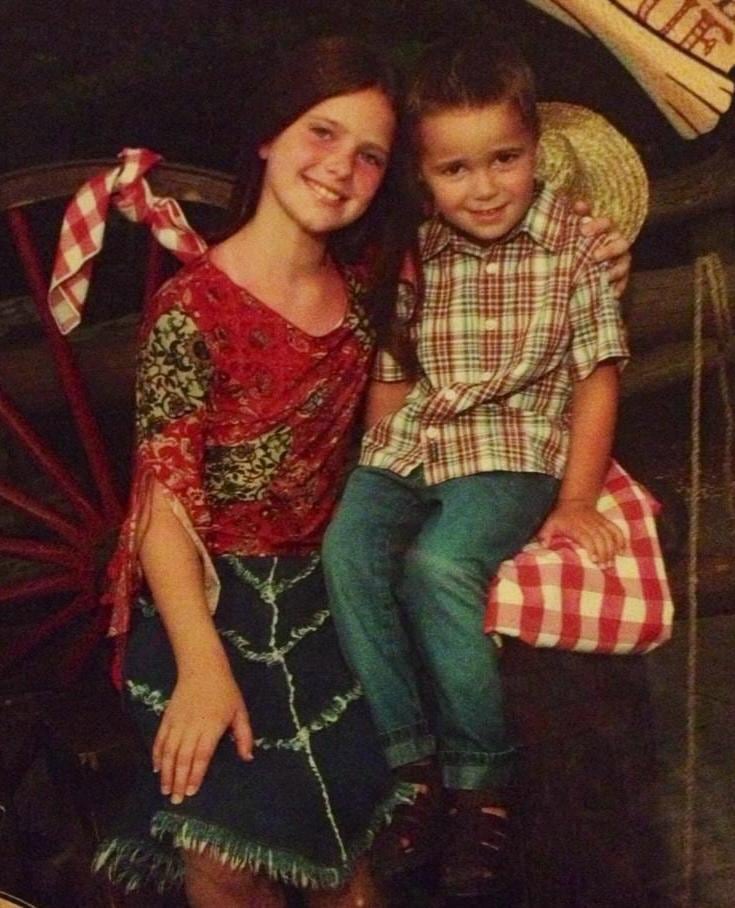 Con su hermano pequeño en los días en Oklahoma