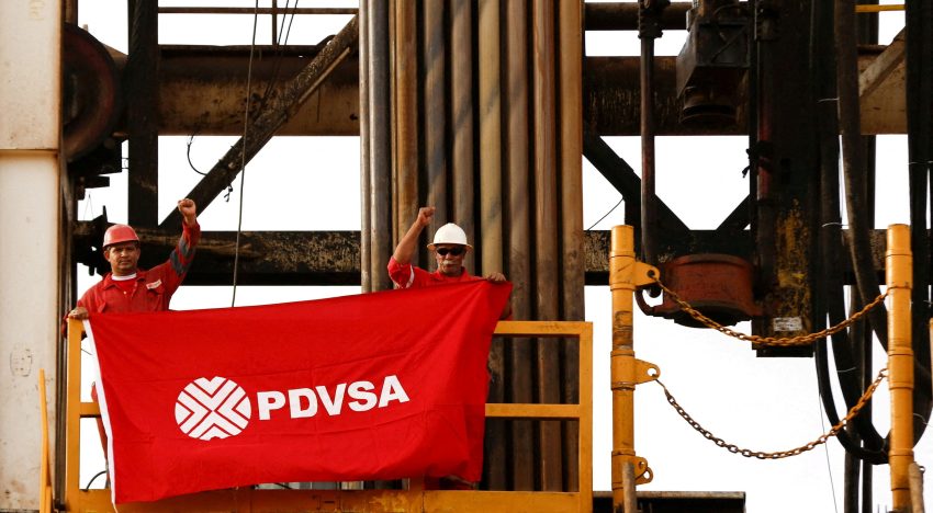 El petróleo cae ante las perspectivas de mayor suministro de Venezuela y en medio de la incautación de barcos por EE UU