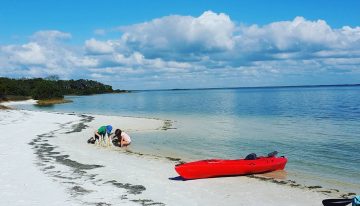 Misterio en Río Negro: buscan a un hombre de 55 años tras encontrar un kayak abandonado mar adentro