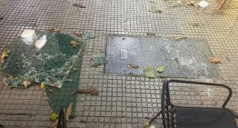 Video: un hombre tomaba un café en Palermo y le cayó un panel de vidrio de un cuarto piso en la cabeza
