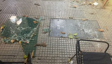 Video: un hombre tomaba un café en Palermo y le cayó un panel de vidrio de un cuarto piso en la cabeza