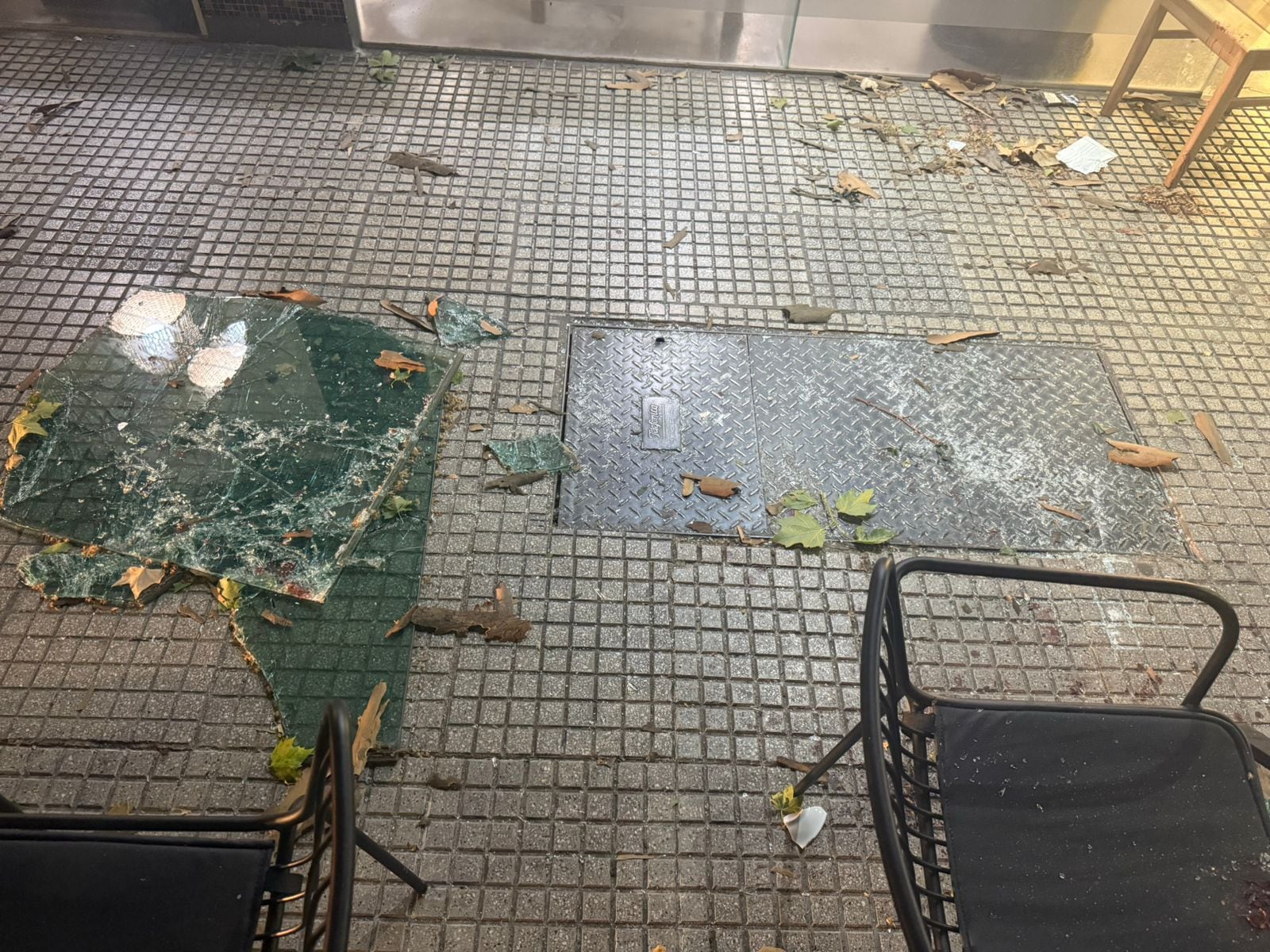 El vidrio que cayó de un cuarto piso.