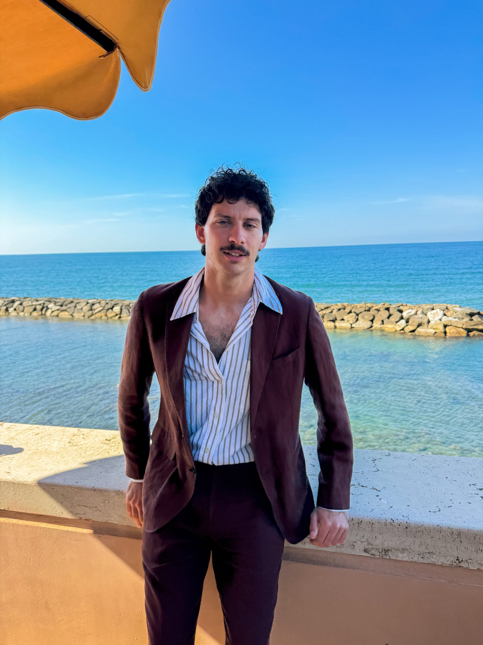 Freschi tiene 27 años y es oriundo de Resistencia, Chaco; desde 2024 vive en Barcelona, donde trabaja en Marketing y Publicidad