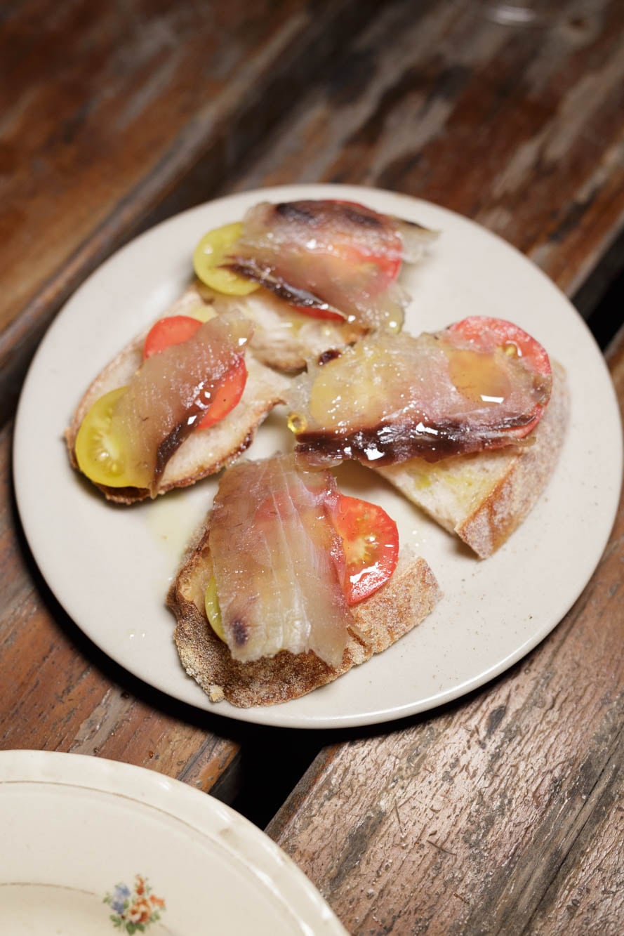 Anchoa de banco curada y pan de masa madre