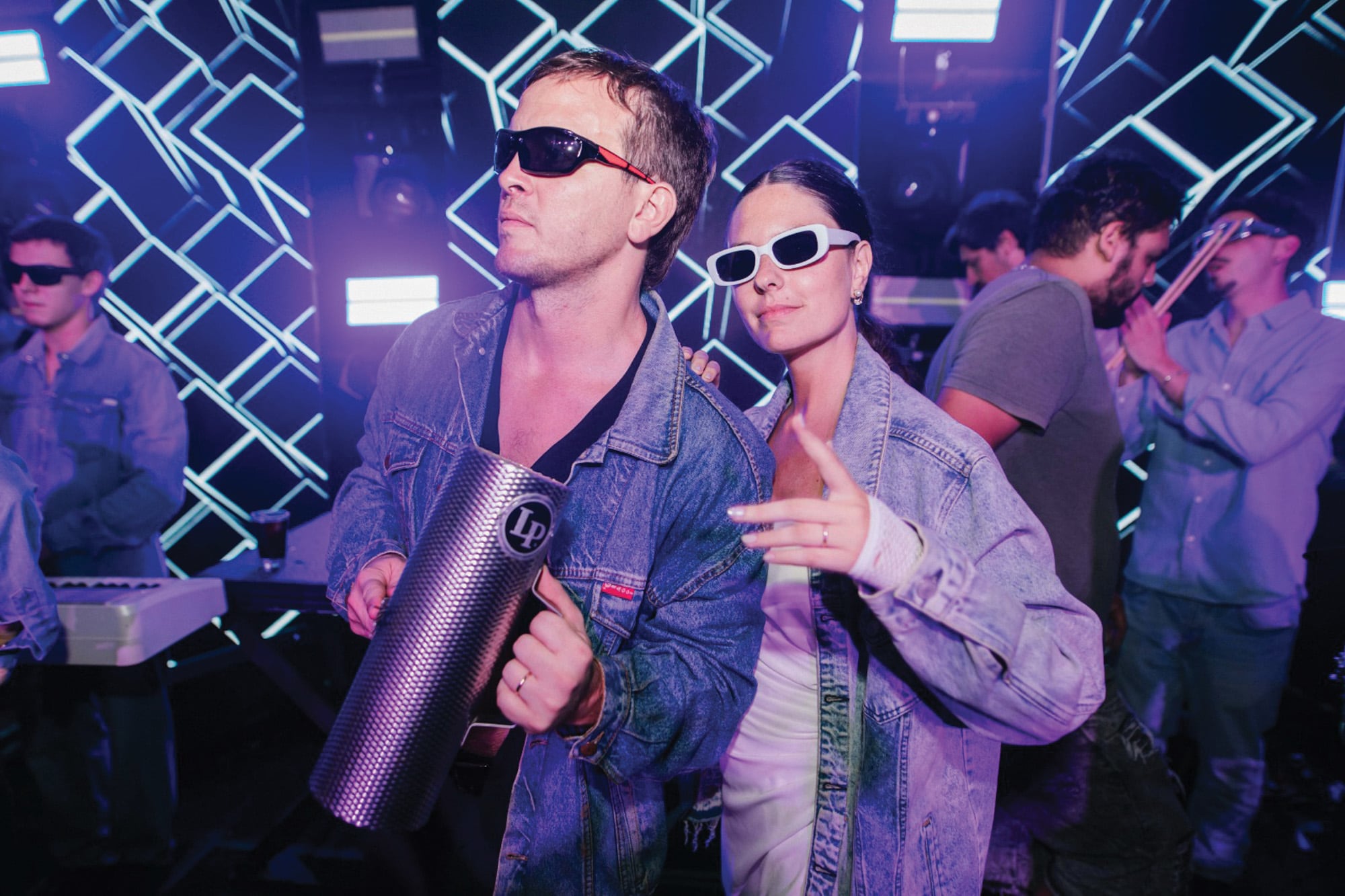 Los recién casados, durante uno de los momentos más divertidos de la fiesta: cuando tocó Jean con Jean, la banda de Ignacio (toca la güira)