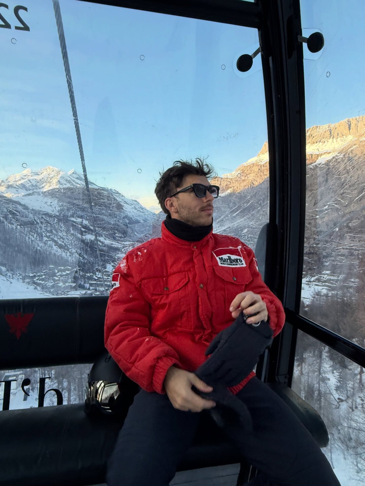 Pierre Gasly lució una campera roja en los Alpes franceses en homenaje en Michael Schumacher. (Foto: pierregasly/IG)