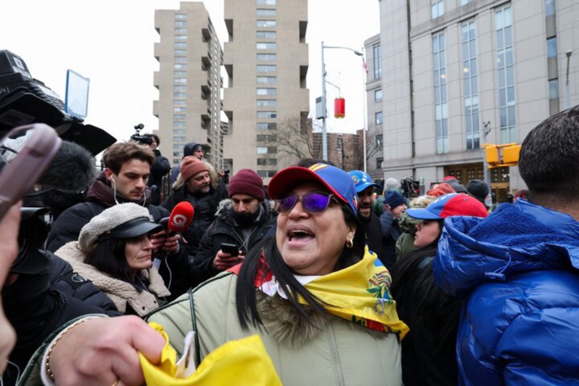 Varios manifestantes se concentran frente al Tribunal Federal Daniel Patrick Moynihan