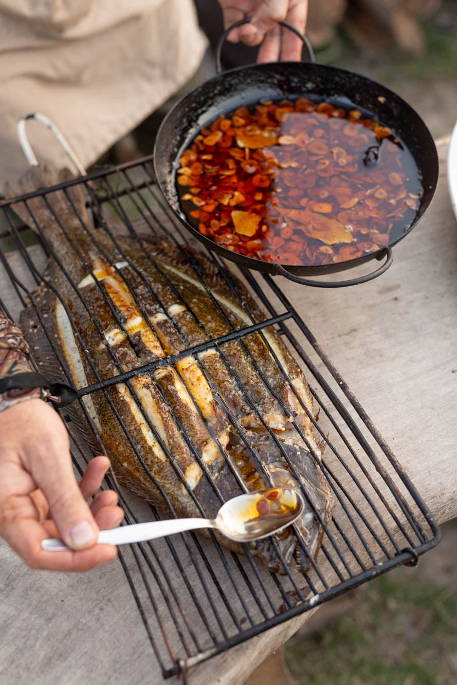 Lenguado con ajada a las brasas.