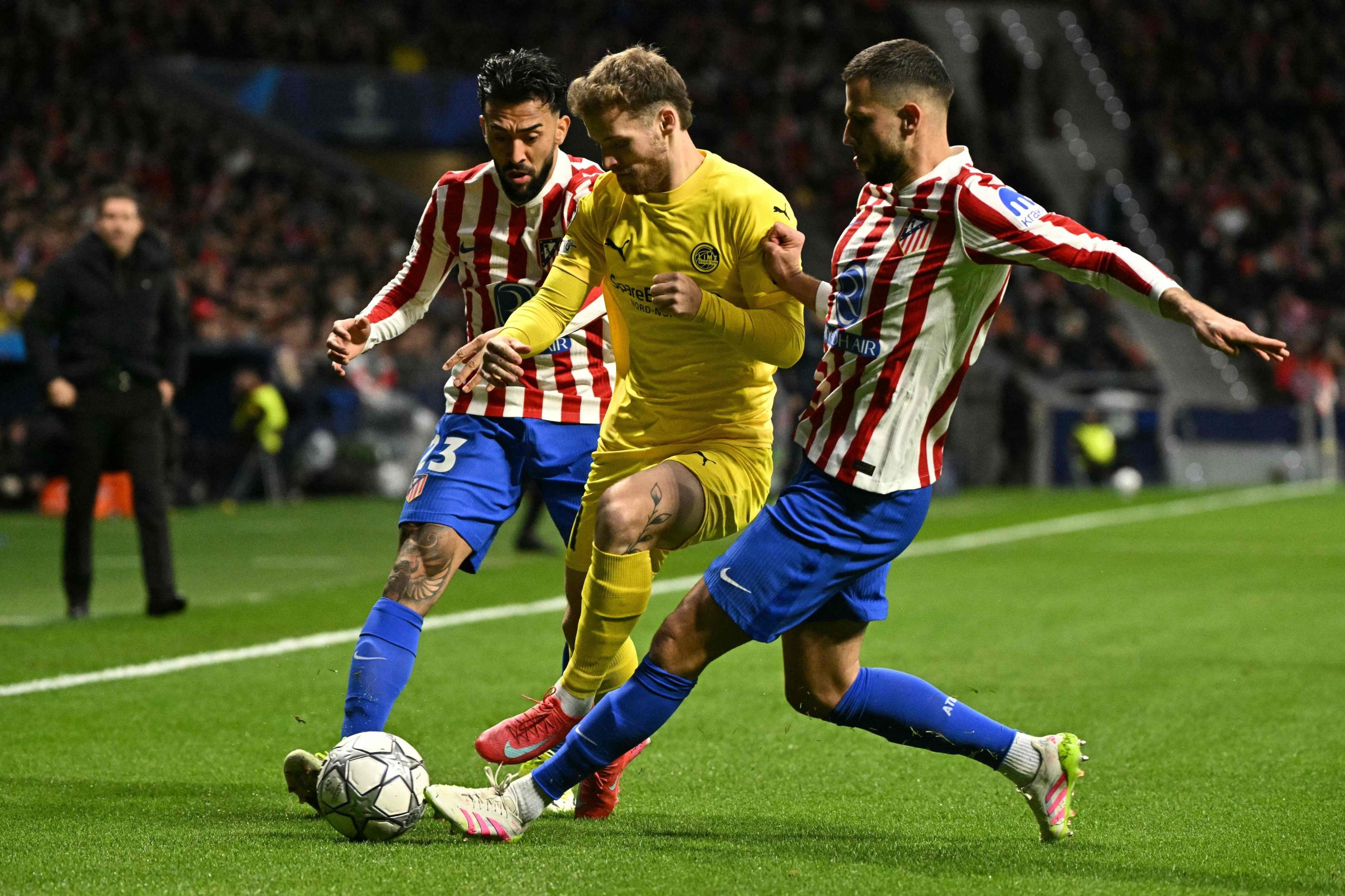 Nico Gonzalez y David Hancko, de Atlético de Madrid, pelean por la pelota con Ole Didrik Blomberg de Bodo