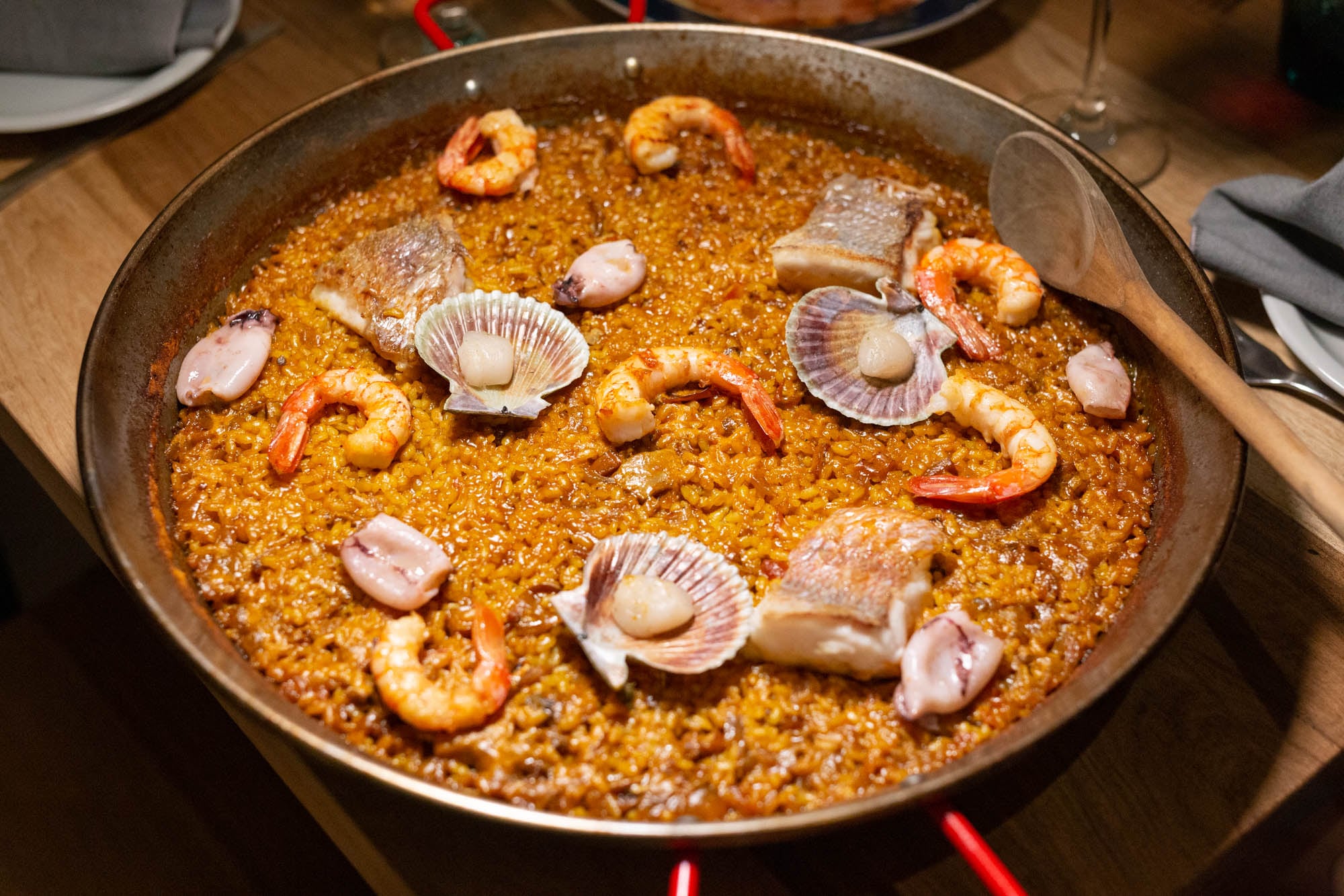 Paella de pesca, langostinos y mejillones.