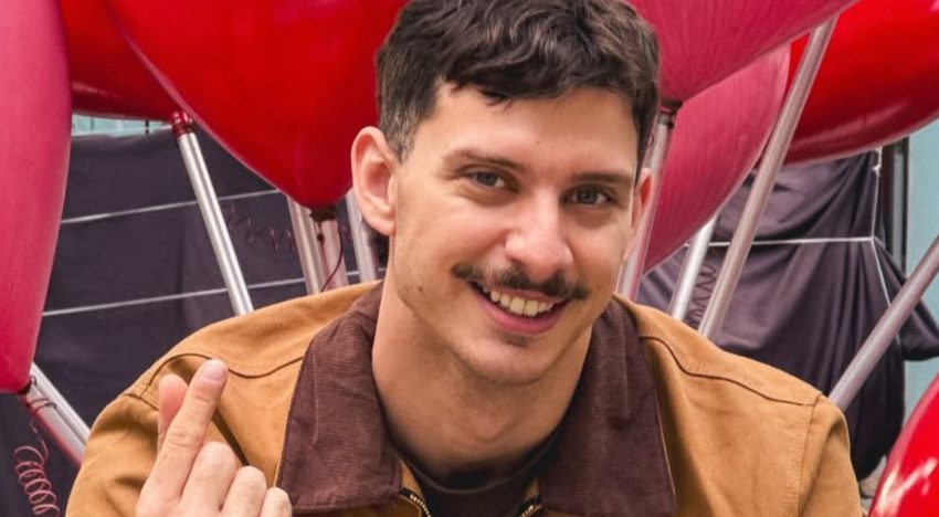 Es argentino, viajó a Roma para cubrir la muerte del papa Francisco y terminó como actor en la serie más exitosa de Netflix