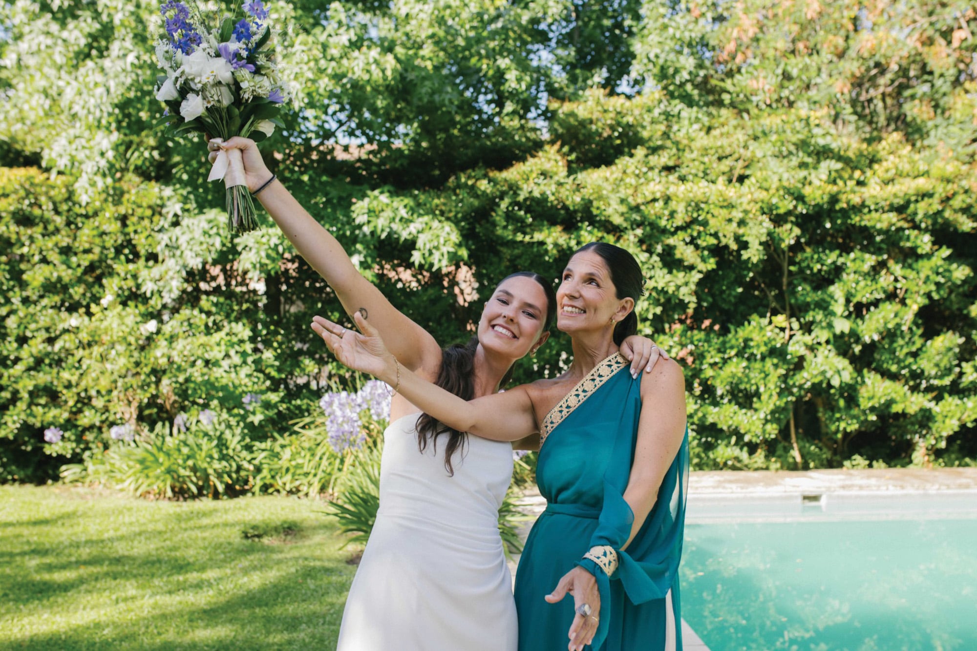 Solana, con su madre, la reconocida productora teatral Nazarena “Nachi” Bredeston (con vestido de un solo hombro y galón bordado) en una selfie para el recuerdo