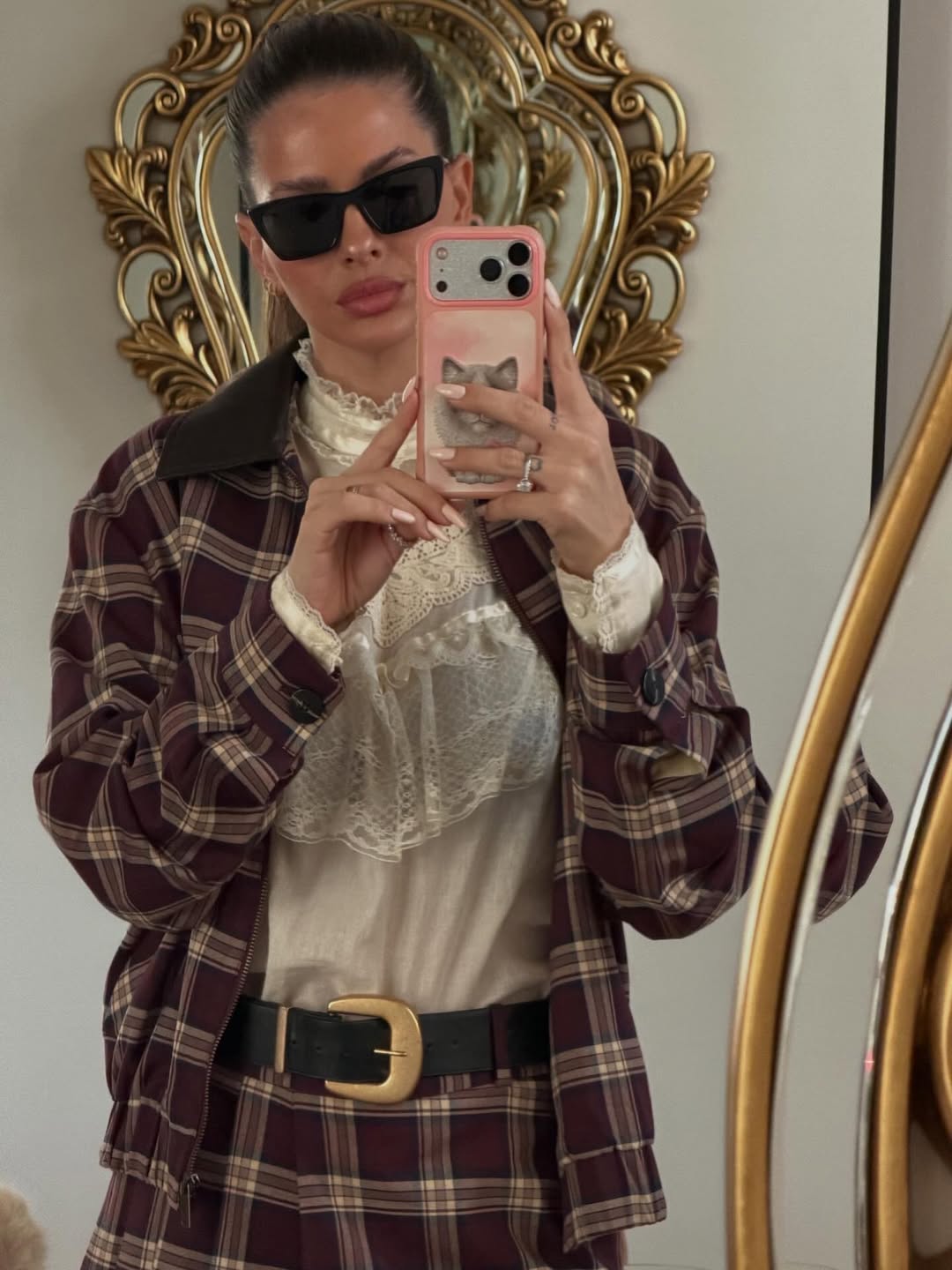 La China Suárez en conjunto cuadrillé y blusa romántica. (Foto: Instagram/@sangrejaponesa)