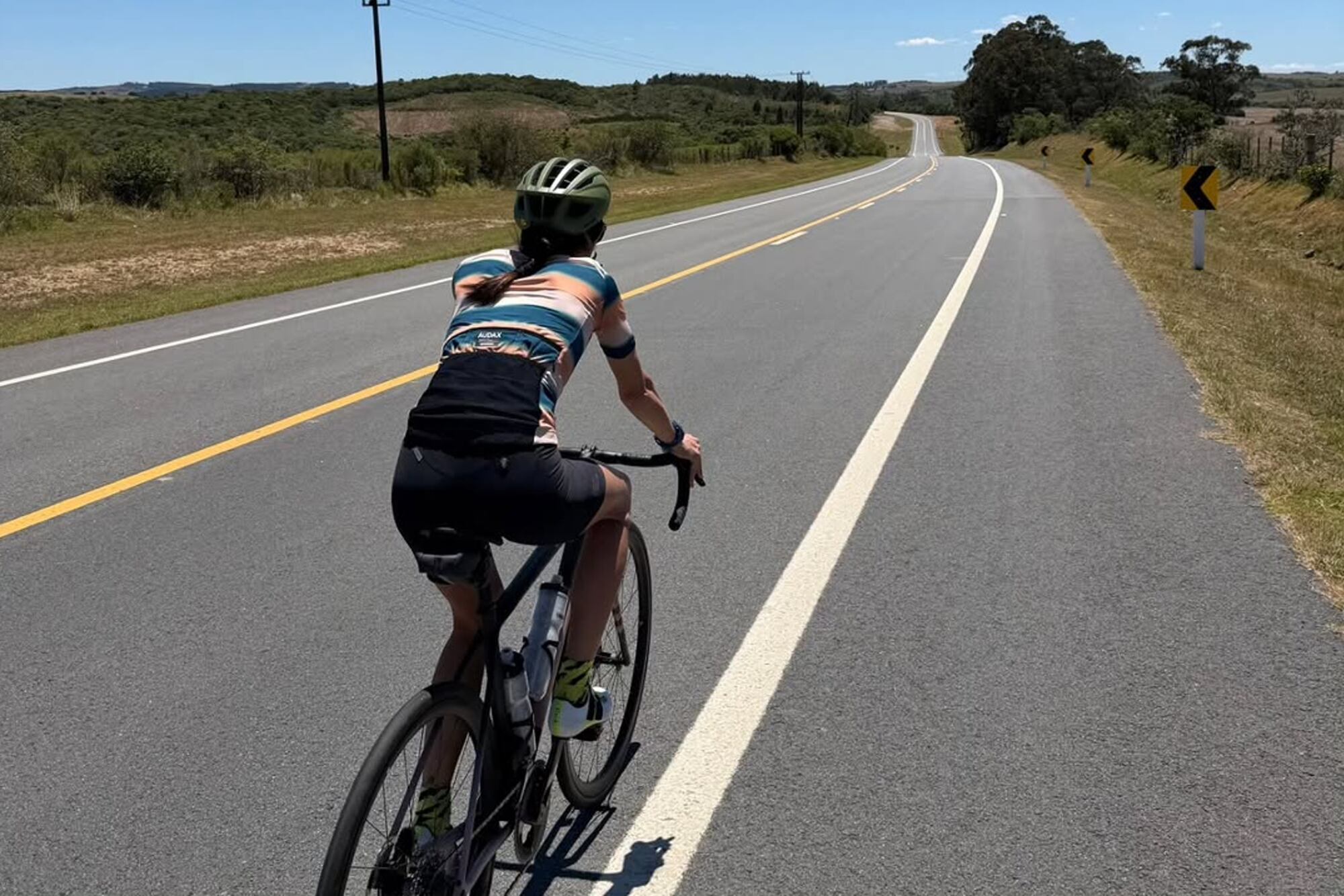 Juana Viale salió a la ruta con su bici