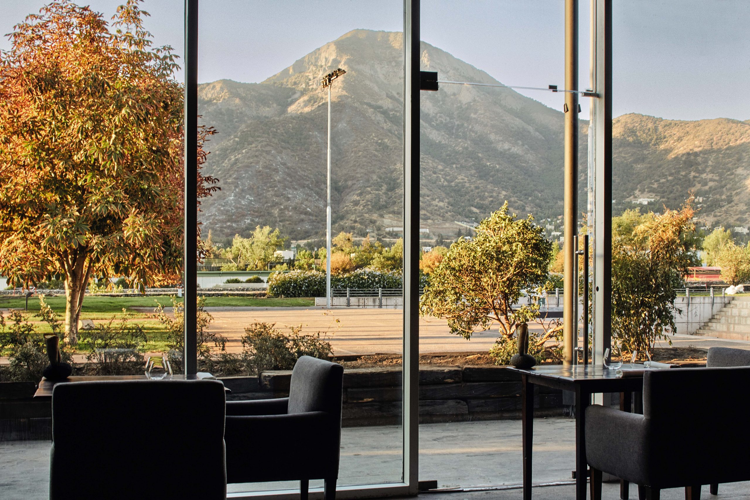 El moderno salón de Boragó con vista a las montañas