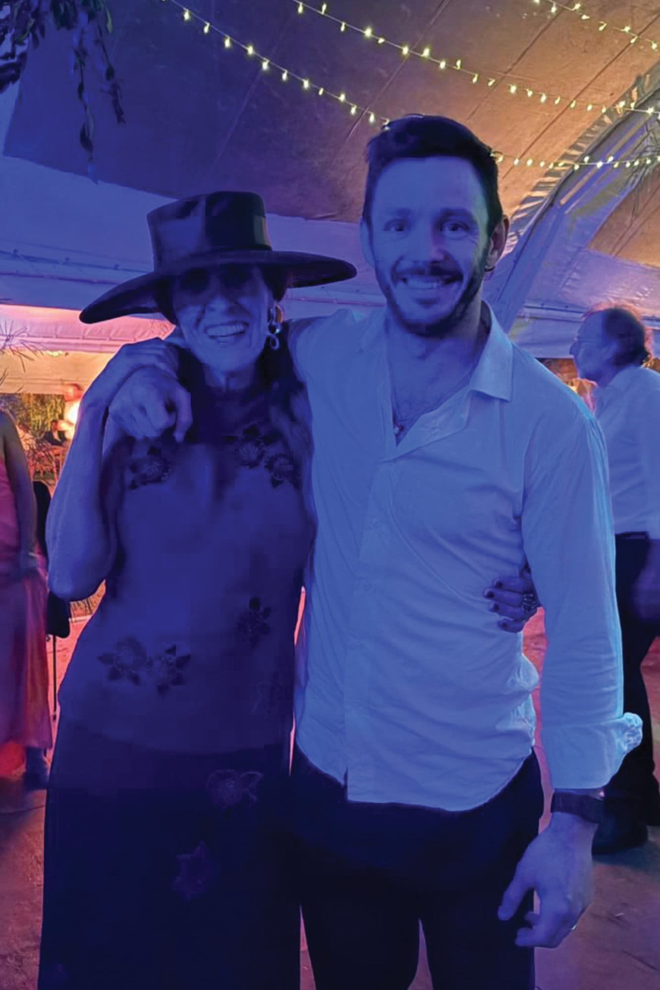 Luisa Mackinnon, mamá de Ignacio, con el rugbier Gonzalo “Scooby” Gutiérrez Taboada, que es apertura del club de rugby Club Newman 