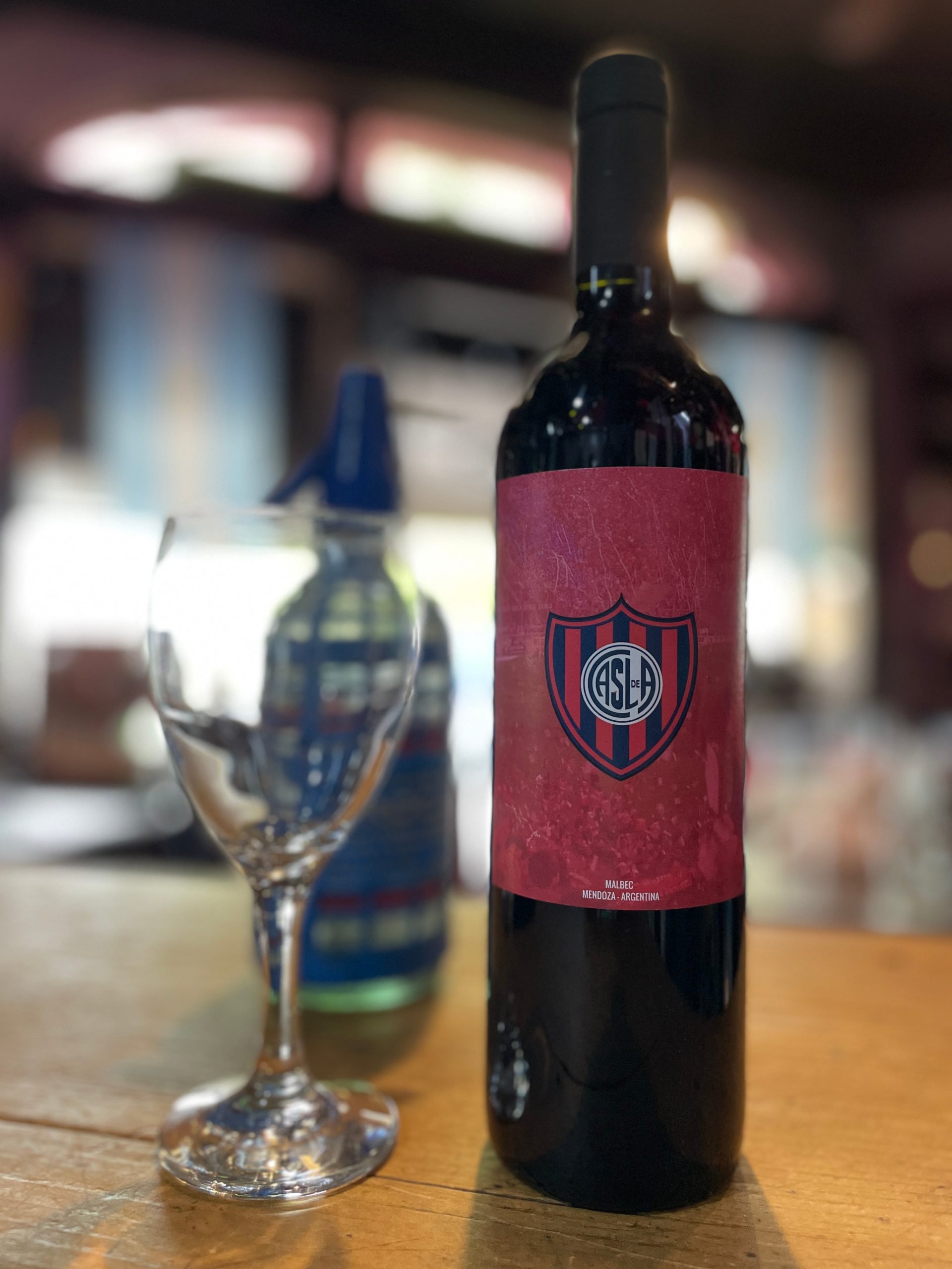 Vino con etiqueta de San Lorenzo, el club emblema del barrio